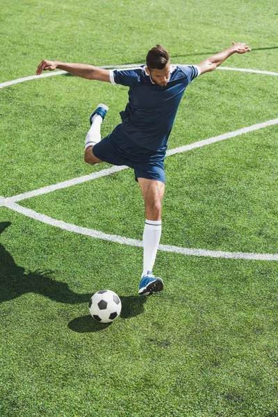 Футболіст з м'ячем — стокове фото