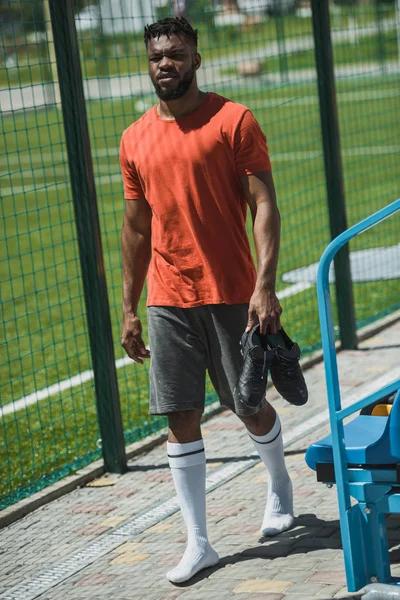 Jugador de fútbol afroamericano - foto de stock