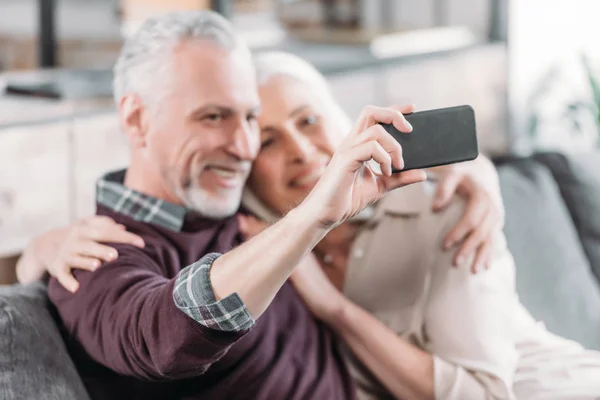 Couple âgé prenant Selfie — Photo de stock