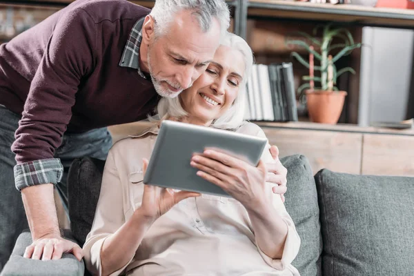 Coppia anziana con tablet — Foto stock