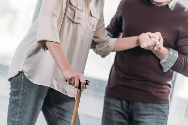 Hombre ayudando esposa - foto de stock