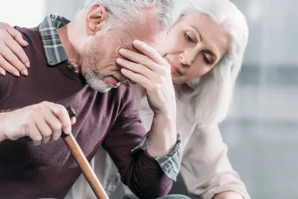 Hombre con dolor de cabeza - foto de stock