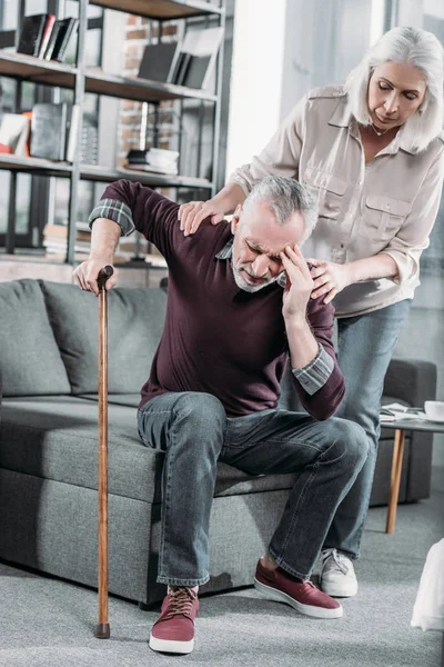 Homme ayant mal à la tête — Photo de stock