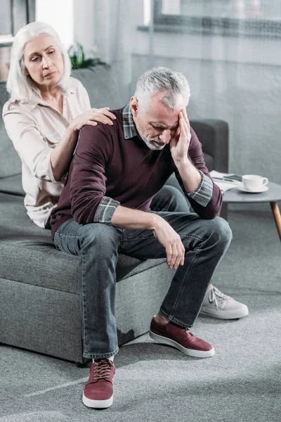 Homme ayant mal à la tête — Photo de stock