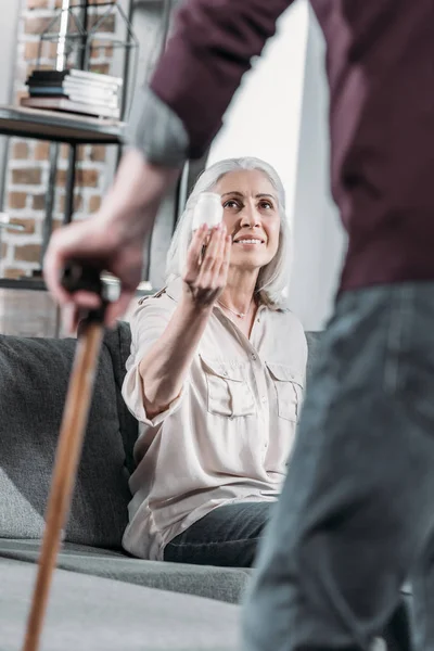 Mujer con frasco de píldora — Stock Photo