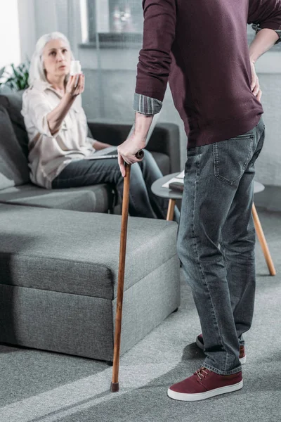 Hombre con dolor de espalda - foto de stock