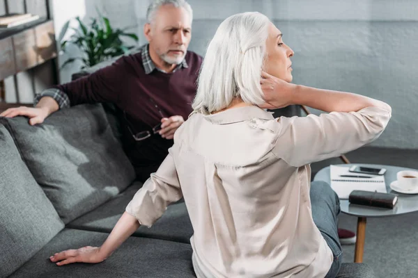 Mujer con dolor de cuello - foto de stock