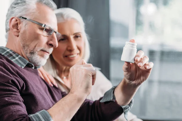 Couple avec bouteille de pilule — Photo de stock