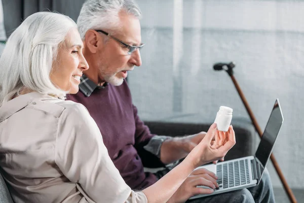 Couple buying medicines online — Stock Photo