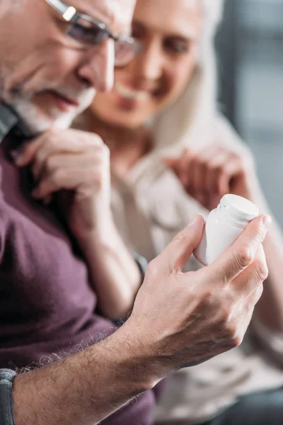 Couple avec bouteille de pilule — Photo de stock