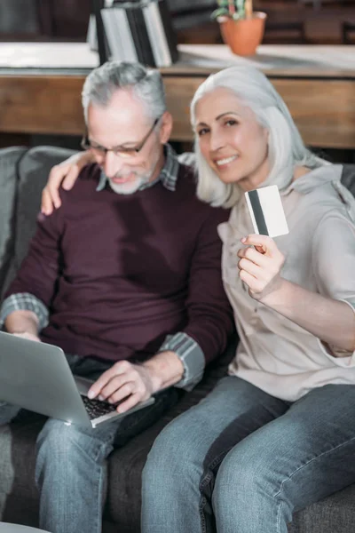 Paar kauft Waren online — Stockfoto