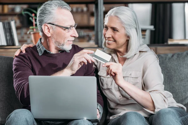 Couple buying goods online — Stock Photo