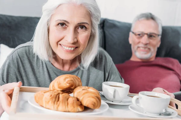 Casal tomando café da manhã — Fotografia de Stock