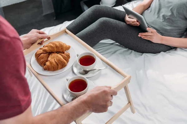 Чоловік зі сніданком у ліжку — стокове фото
