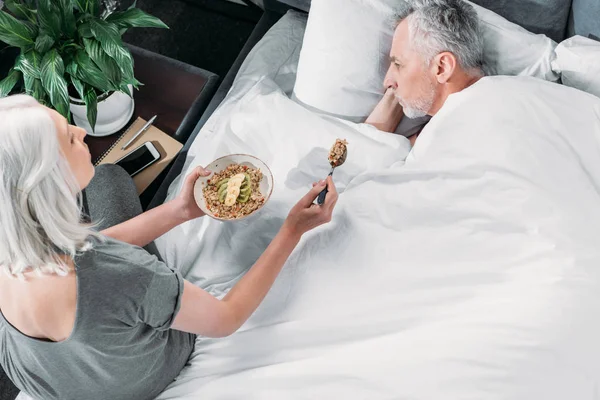 Mujer cuidando de su marido - foto de stock