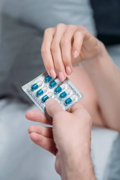 Manos que sostienen medicamentos - foto de stock