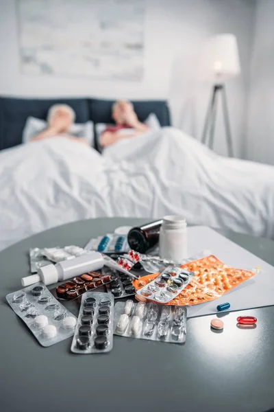 Vários medicamentos na mesa — Fotografia de Stock