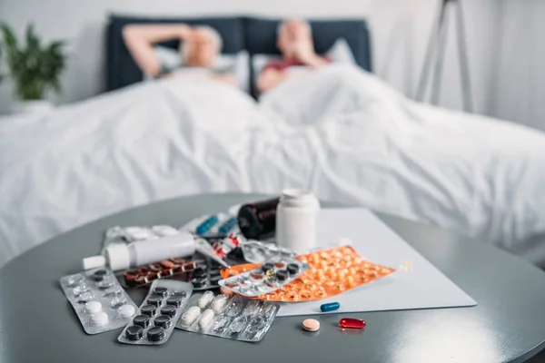 Divers médicaments sur la table — Photo de stock