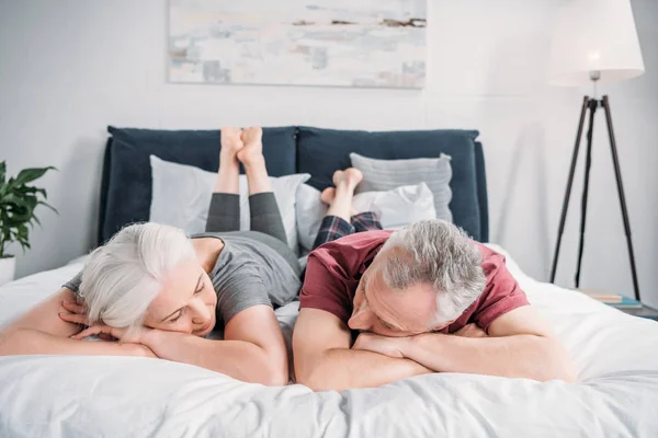 Couple dormant au lit — Photo de stock