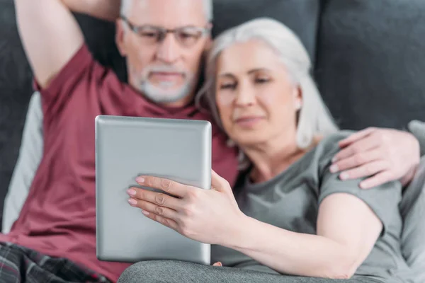 Couple avec tablette à la maison — Photo de stock