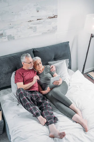 Pareja con la tableta en casa - foto de stock