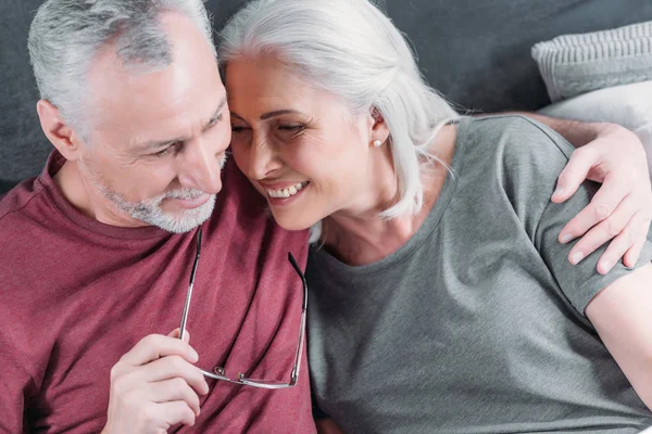 Pareja descansando en la cama — Stock Photo