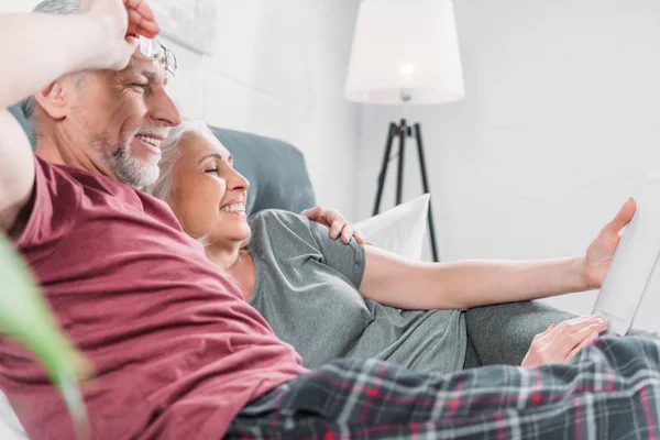 Couple avec tablette à la maison — Photo de stock