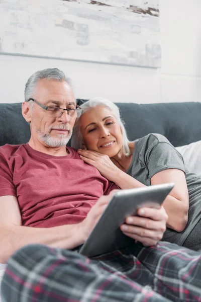 Coppia con tablet a casa — Foto stock