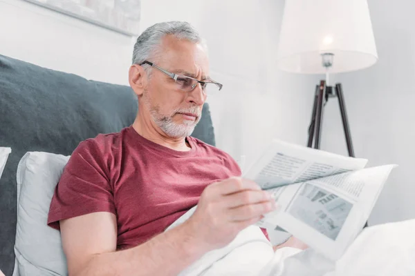 Hombre leyendo periódico - foto de stock