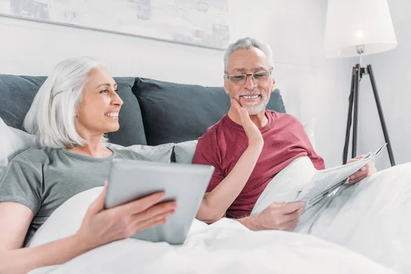 Couple couché au lit — Photo de stock