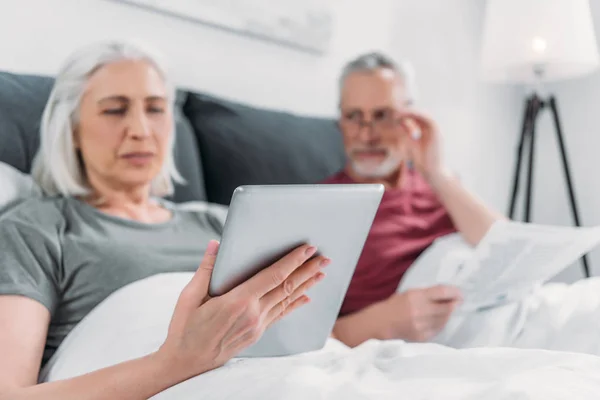 Couple couché au lit — Photo de stock