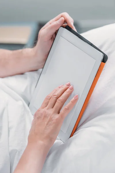 Couple using tablet — Stock Photo
