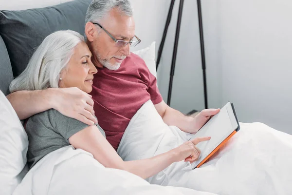 Couple utilisant la tablette — Photo de stock