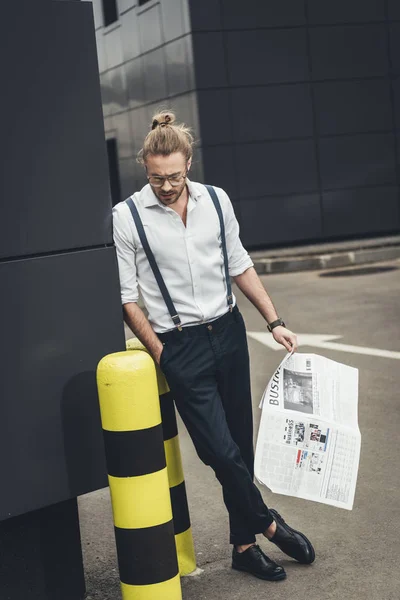 Stylish man with newspaper — Stock Photo