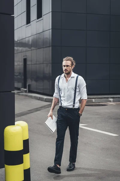 Stilvoller Mann mit Zeitung — Stockfoto