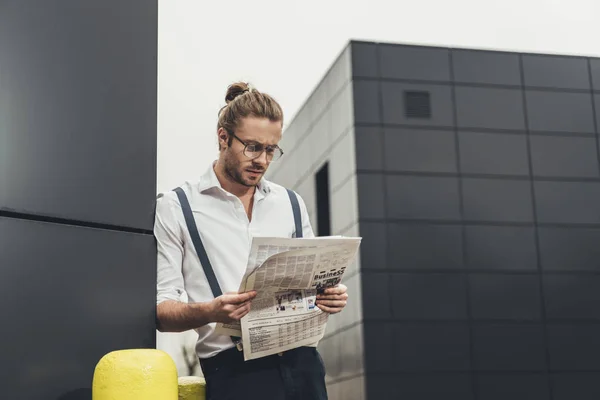 Hombre con estilo con periódico - foto de stock