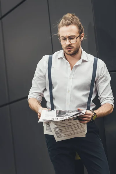 Stilvoller Mann mit Zeitung — Stockfoto