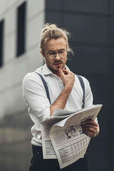 Stilvoller Mann mit Zeitung — Stockfoto