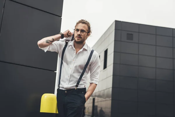 Homme élégant avec journal — Photo de stock