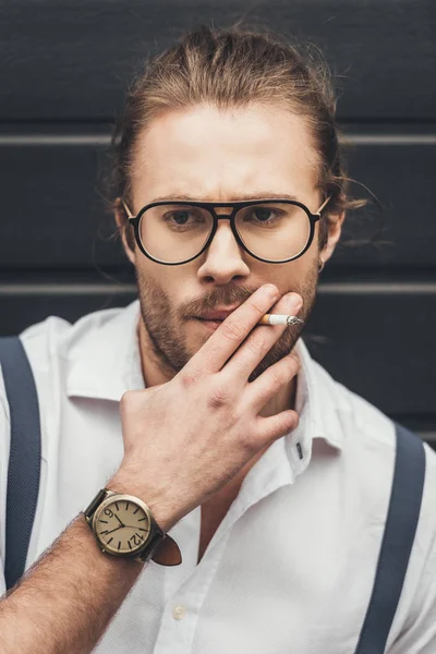 Bel homme élégant fumeur — Photo de stock