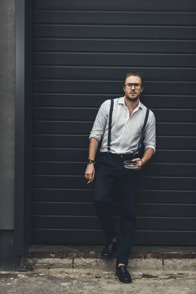 Bonito homem elegante fumar — Fotografia de Stock