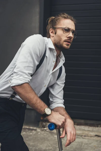 Uomo elegante con scooter — Foto stock