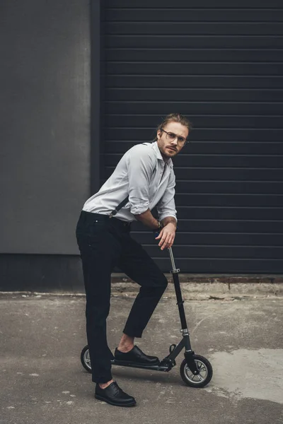 Elegante hombre con scooter - foto de stock