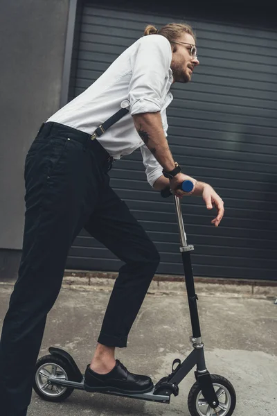 Uomo elegante con scooter — Foto stock