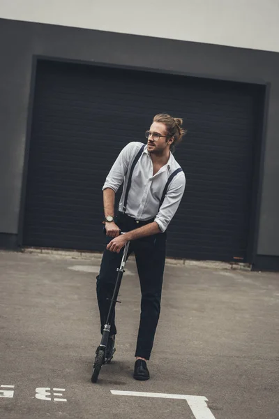 Uomo elegante con scooter — Foto stock