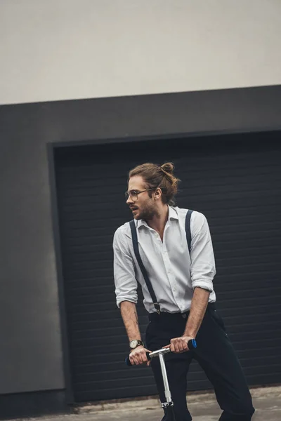 Elegante hombre con scooter - foto de stock