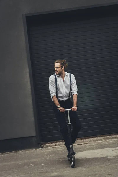 Uomo elegante con scooter — Foto stock