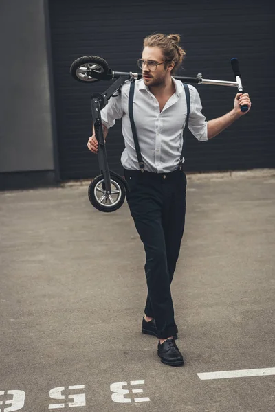 Homme élégant avec scooter — Photo de stock