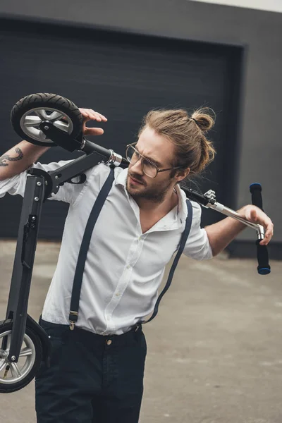 Uomo elegante con scooter — Foto stock