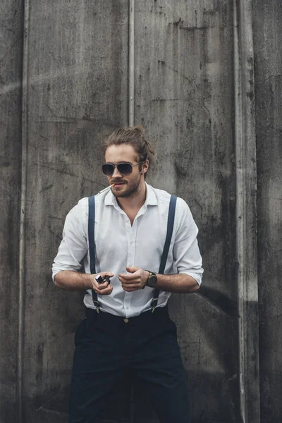 Stilvoller junger Mann beim Rauchen — Stockfoto